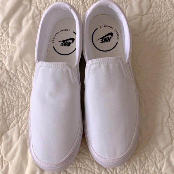 🌀 SOLD 🌀 SOLD 🌀 NEW Nike canvas slip-ons. - Picture 4 of 9